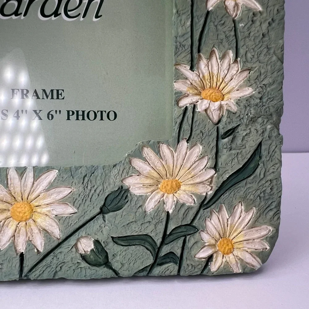 Green Daisy Photo Frame 4x6 Resin Floral Cottagecore Vintage